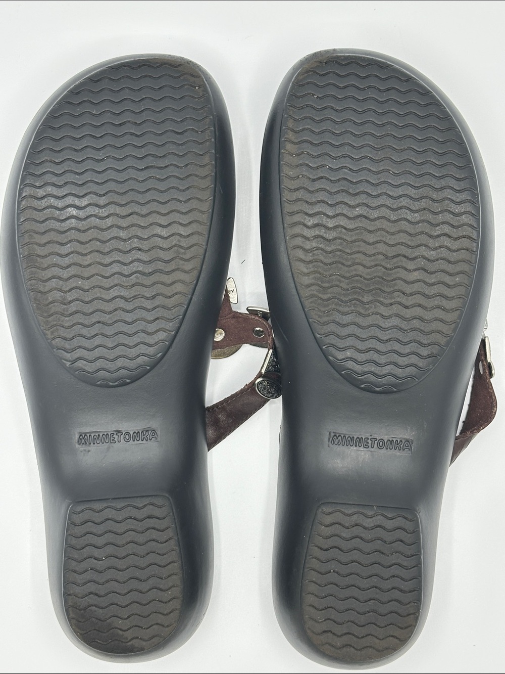 Minnetonka Brown Suede Thong Sandals Size 8 8M Concho Accents EUC - Picture 9 of 10